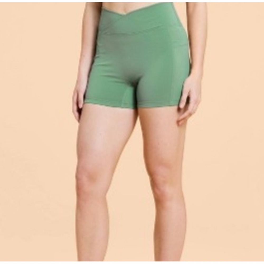 Blogilates Women's Criss Cross Scrunch Bike Shorts Hedge Green Size‎ XS, NWT